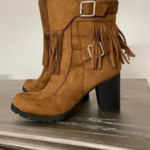 Fringe boots with a heal